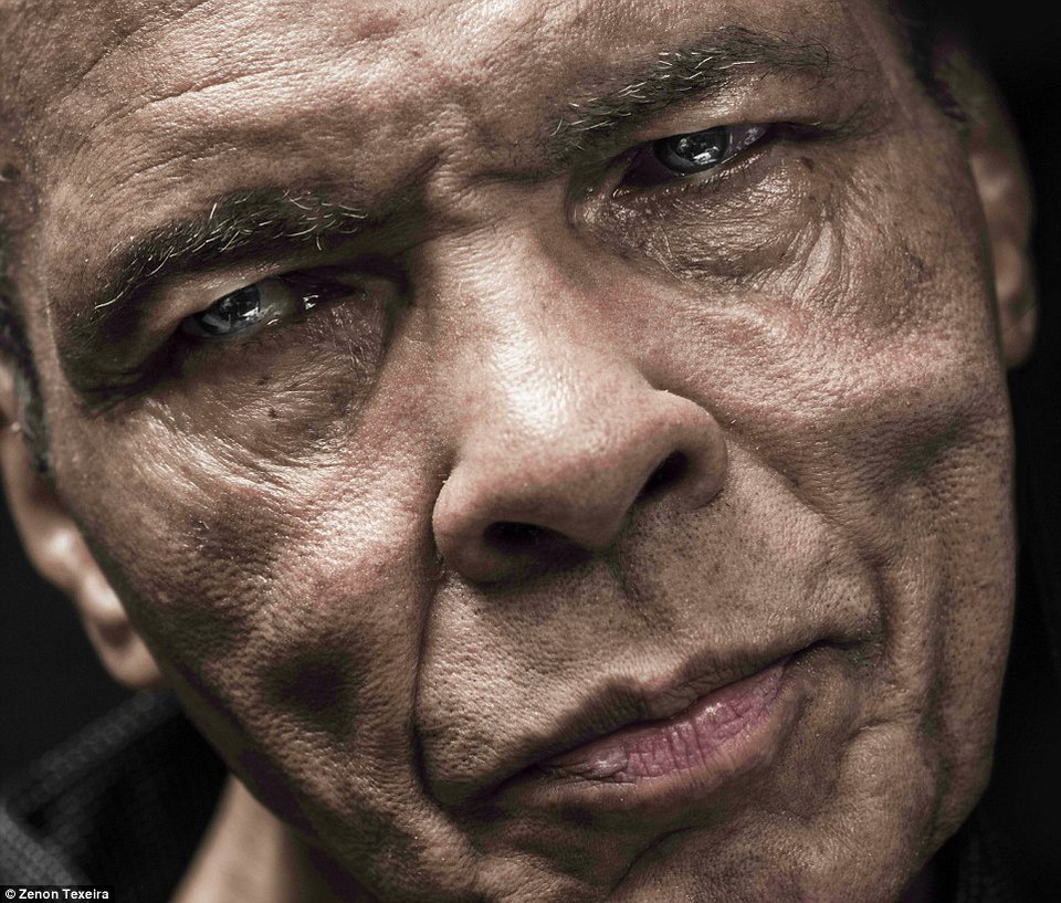 Οι τελευταίες φωτογραφίες ενός θρύλου: Ο Μοχάμεντ Αλι με τις γροθιές του σηκωμένες [εικόνες] | iefimerida.gr 0