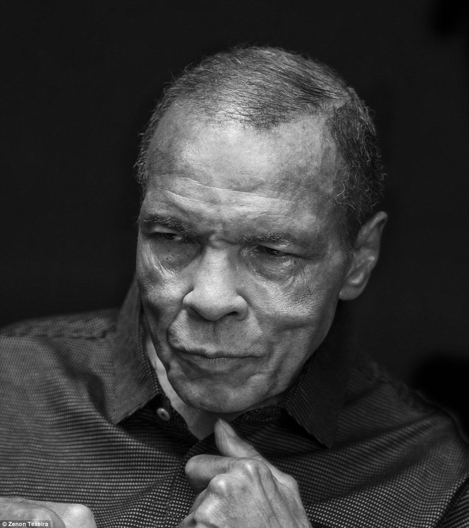 Οι τελευταίες φωτογραφίες ενός θρύλου: Ο Μοχάμεντ Αλι με τις γροθιές του σηκωμένες [εικόνες] | iefimerida.gr 3