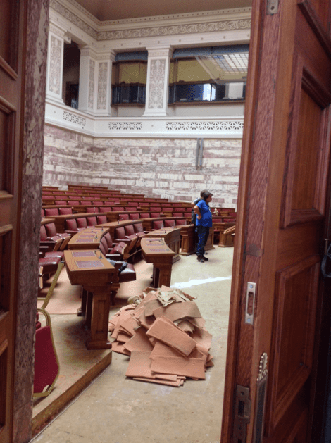 Η Χρυσή Αυγή ακυρώνει τη συνεδρίαση της Κοινοβουλευτικής Ομάδας εξαιτίας μίας... μοκέτας [εικόνες] | iefimerida.gr 0