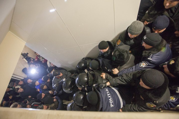 Εκατοντάδες διαδηλωτές εισβάλουν στην Βουλή της Μολδαβίας | iefimerida.gr 3