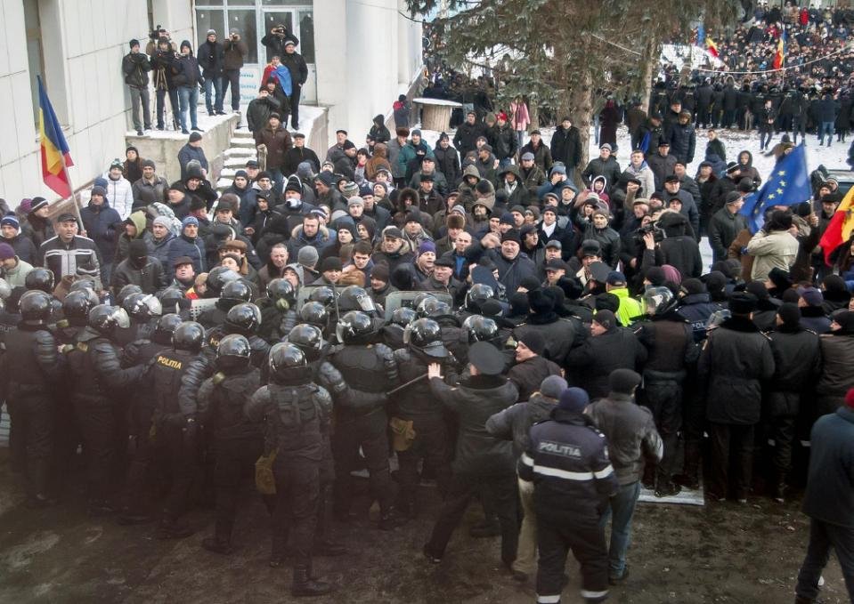 Εκατοντάδες διαδηλωτές εισβάλουν στην Βουλή της Μολδαβίας | iefimerida.gr 2