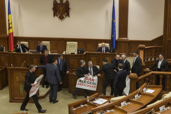 Εκατοντάδες διαδηλωτές εισβάλουν στην Βουλή της Μολδαβίας | iefimerida.gr 0