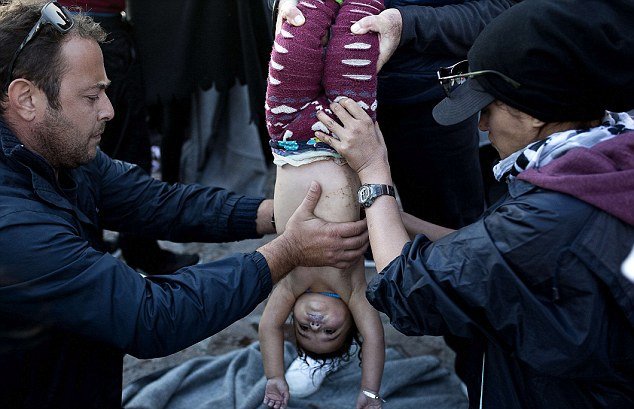 Υγρός τάφος το Αιγαίο: 14 νεκροί τις τελευταίες ώρες, ανάμεσά τους πολλά παιδιά [εικόνες & βίντεο] | iefimerida.gr 6