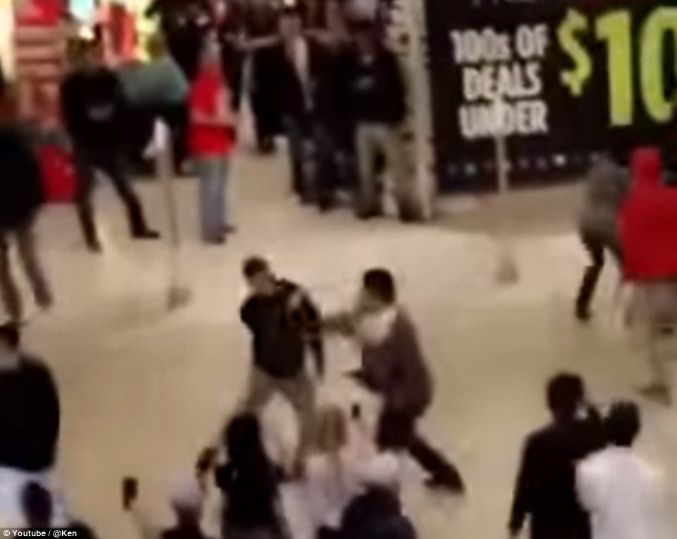 Η τρέλα της Black Friday: Δύο νεκροί στις ΗΠΑ έξω από πολυκαταστήματα [βίντεο] | iefimerida.gr 1