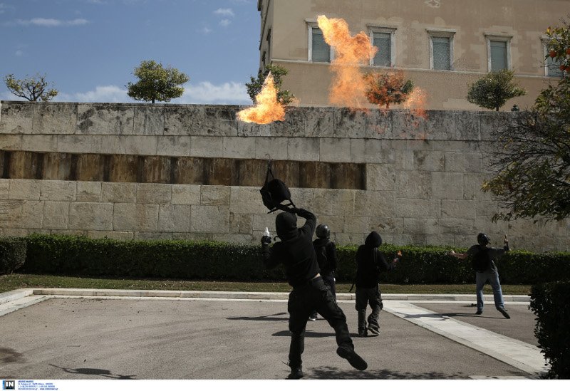 Μολότοφ και πέτρες έξω από τη Βουλή, στο μαθητικό συλλαλητήριο [εικόνα] | iefimerida.gr 4