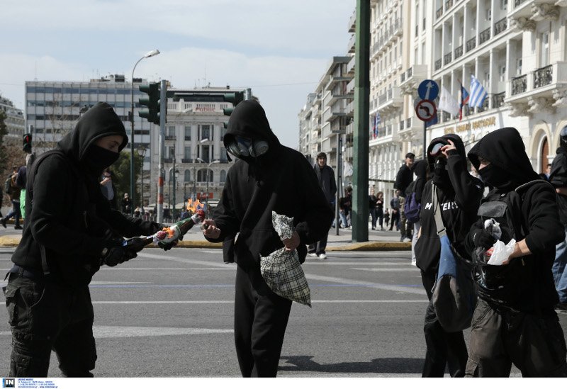 Μολότοφ και πέτρες έξω από τη Βουλή, στο μαθητικό συλλαλητήριο [εικόνα] | iefimerida.gr 1