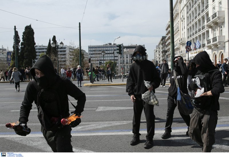 Μολότοφ και πέτρες έξω από τη Βουλή, στο μαθητικό συλλαλητήριο [εικόνα] | iefimerida.gr 2