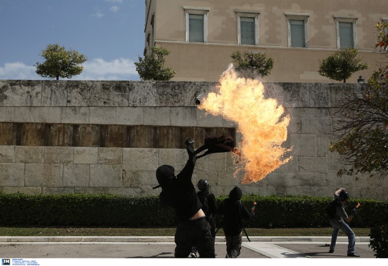 Μολότοφ και πέτρες έξω από τη Βουλή, στο μαθητικό συλλαλητήριο [εικόνα] | iefimerida.gr 3