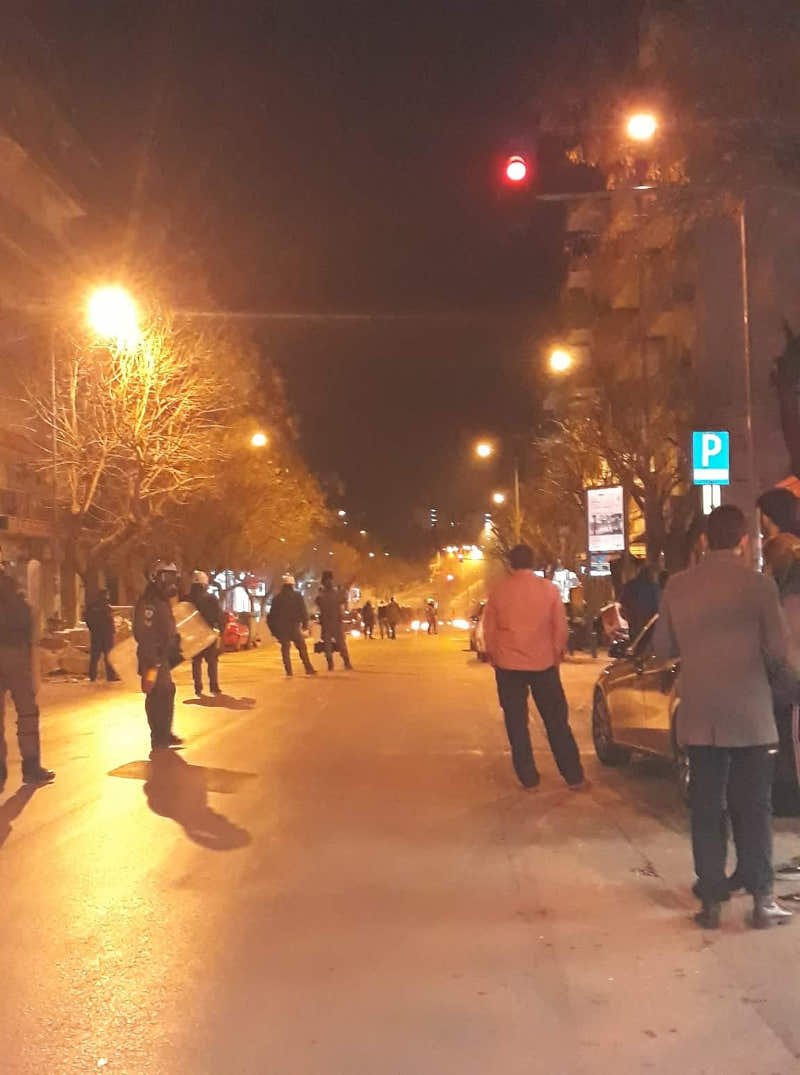 Πάνω από 100 μολότοφ πέταξαν οι κουκουλοφόροι