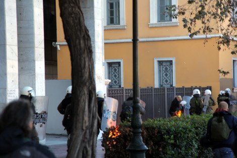 Μολότοφ έσκασε στα πόδια περαστικής στο κέντρο της Αθήνας [εικόνες & βίντεο] | iefimerida.gr 0