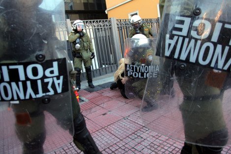 Μολότοφ έσκασε στα πόδια περαστικής στο κέντρο της Αθήνας [εικόνες & βίντεο] | iefimerida.gr 1