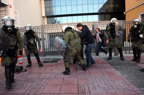 Μολότοφ έσκασε στα πόδια περαστικής στο κέντρο της Αθήνας [εικόνες & βίντεο] | iefimerida.gr 2