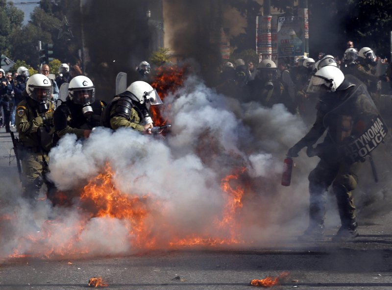 Μολότοφ, πέτρες και δακρυγόνα στην πορεία κατά της λιτότητας | iefimerida.gr 0