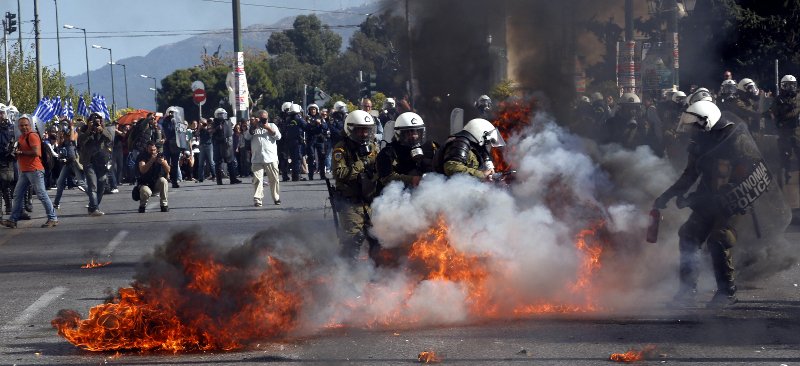 Μολότοφ, πέτρες και δακρυγόνα στην πορεία κατά της λιτότητας | iefimerida.gr 1