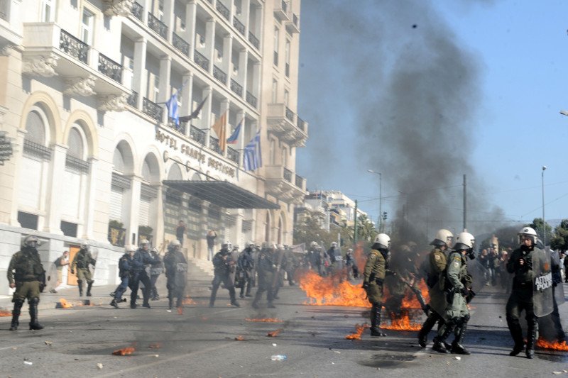 Μολότοφ, πέτρες και δακρυγόνα στην πορεία κατά της λιτότητας | iefimerida.gr 2