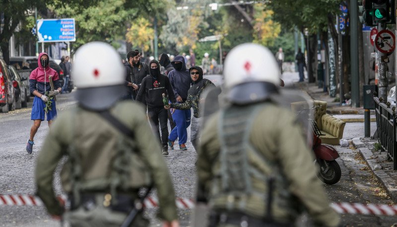 Πεδίο μάχης η Πατησίων -Κουκουλοφόροι έσπαγαν ό,τι έβρισκαν μπροστά τους [εικόνες] | iefimerida.gr 0