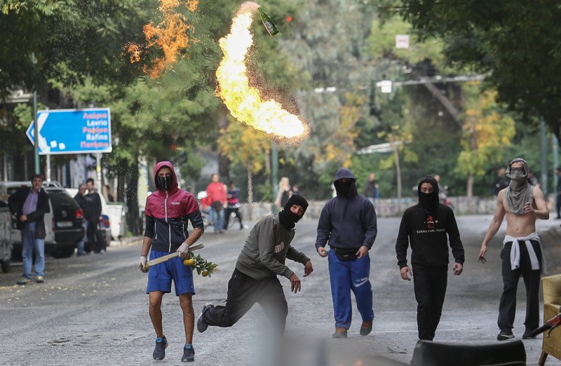 Πεδίο μάχης η Πατησίων -Κουκουλοφόροι έσπαγαν ό,τι έβρισκαν μπροστά τους [εικόνες] | iefimerida.gr 1