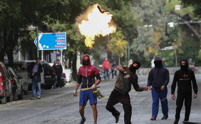 Πεδίο μάχης η Πατησίων -Κουκουλοφόροι έσπαγαν ό,τι έβρισκαν μπροστά τους [εικόνες] | iefimerida.gr 2