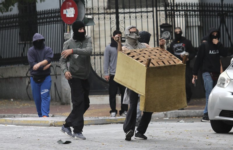 Πεδίο μάχης η Πατησίων -Κουκουλοφόροι έσπαγαν ό,τι έβρισκαν μπροστά τους [εικόνες] | iefimerida.gr 4