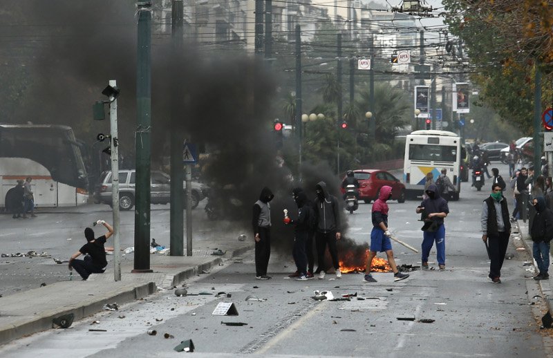 Πεδίο μάχης η Πατησίων -Κουκουλοφόροι έσπαγαν ό,τι έβρισκαν μπροστά τους [εικόνες] | iefimerida.gr 6