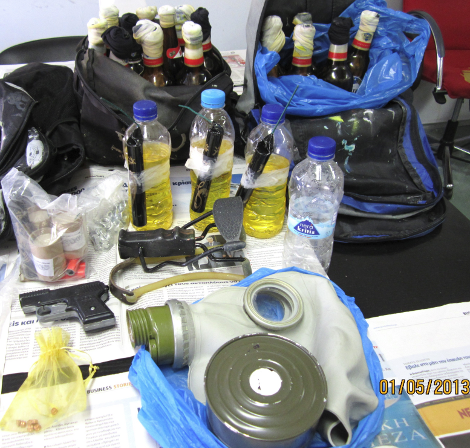 Μολότοφ, πιστόλια φωτοβολίδων και μάσκες μέσα σε φρεάτια στα Εξάρχεια [εικόνες] | iefimerida.gr 1