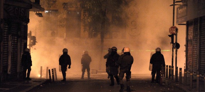 Επεισόδια στο Πολυτεχνείο: Νεαροί έστησαν οδοφράγματα στη Στουρνάρη -«Βροχή» μολότοφ κατά αστυνομικών | iefimerida.gr 5