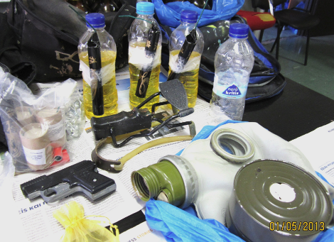 Μολότοφ, πιστόλια φωτοβολίδων και μάσκες μέσα σε φρεάτια στα Εξάρχεια [εικόνες] | iefimerida.gr 2