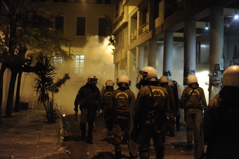 Επεισόδια στο Πολυτεχνείο: Νεαροί έστησαν οδοφράγματα στη Στουρνάρη -«Βροχή» μολότοφ κατά αστυνομικών | iefimerida.gr 6