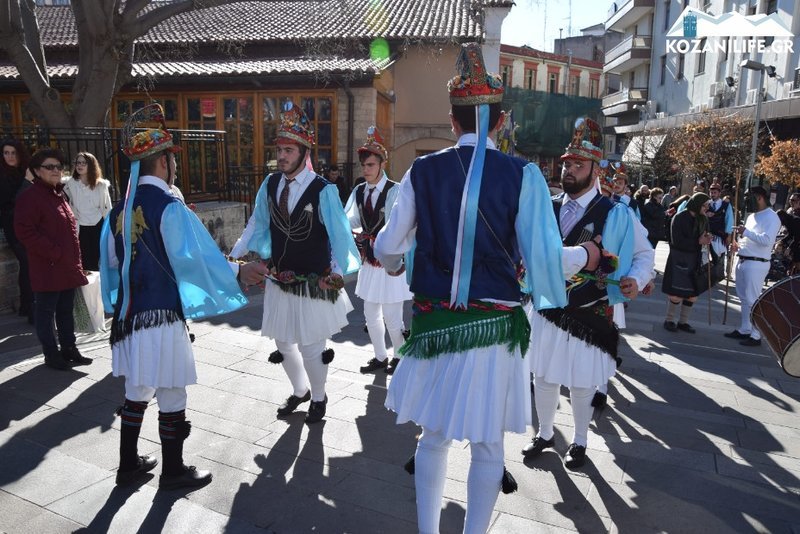 Οι Μωμόγεροι ξεσήκωσαν το κέντρο της Κοζάνης [εικόνες & βίντεο] | iefimerida.gr 0