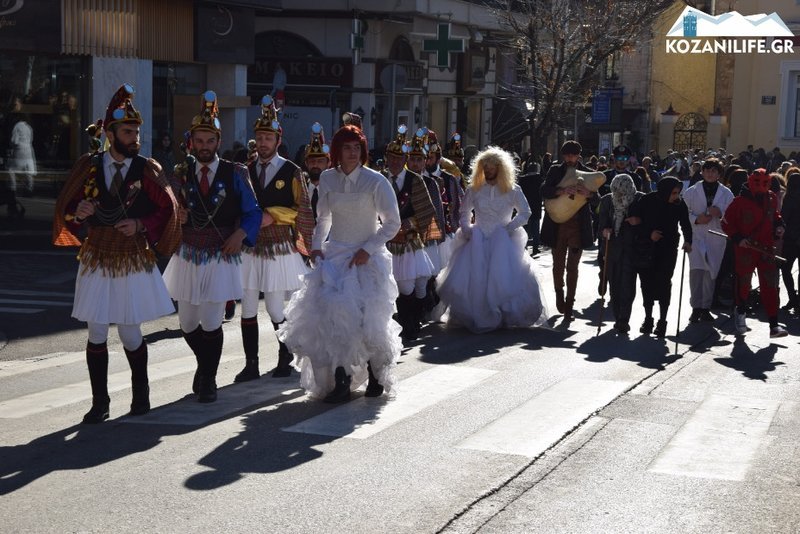Οι Μωμόγεροι ξεσήκωσαν το κέντρο της Κοζάνης [εικόνες & βίντεο] | iefimerida.gr 1