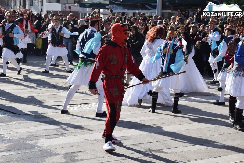 Οι Μωμόγεροι ξεσήκωσαν το κέντρο της Κοζάνης [εικόνες & βίντεο] | iefimerida.gr 2