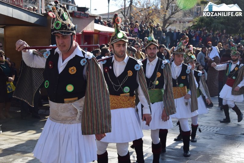 Οι Μωμόγεροι ξεσήκωσαν το κέντρο της Κοζάνης [εικόνες & βίντεο] | iefimerida.gr 3
