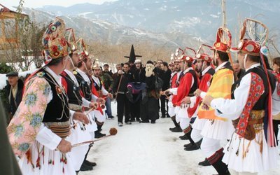 Μακεδονία: Ντύνονται Μωμόγεροι και καμήλες και ανάβουν το «Χριστόξυλο» | iefimerida.gr 1