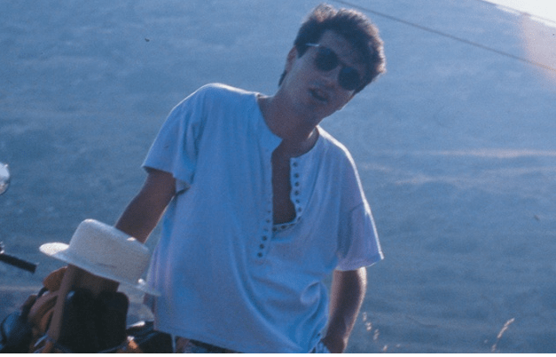 Ο Σταύρος Θεοδωράκης πριν από 34 χρόνια με φράντζα, ξεκούμπωτο μπλουζάκι και χαβανέζικη βερμούδα γοητεύει στην Κρήτη [εικόνα] | iefimerida.gr 0