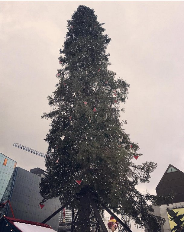 Το χριστουγεννιάτικο δέντρο του Μόντρεαλ έχει γίνει viral επειδή είναι... άσχημο [εικόνες] | iefimerida.gr 3