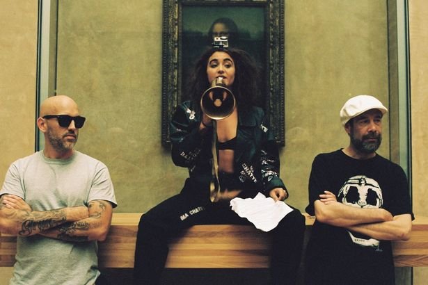 Αφωνοι οι επισκέπτες στο Λούβρο -Γυναίκα ξεγυμνώθηκε εντελώς μπροστά από τη Μόνα Λίζα [εικόνες & βίντεο] | iefimerida.gr 3