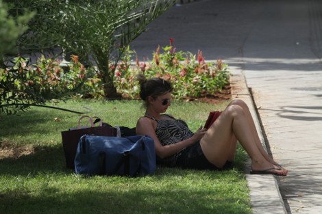 Αποπνικτική η ατμόσφαιρα στο Λεκανοπέδιο -Η ζέστη σε συνδυασμό με τα υψηλά επίπεδα όζοντος δυσκόλεψαν τους Αθηναίους [εικόνες] | iefimerida.gr 1