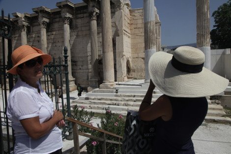 Αποπνικτική η ατμόσφαιρα στο Λεκανοπέδιο -Η ζέστη σε συνδυασμό με τα υψηλά επίπεδα όζοντος δυσκόλεψαν τους Αθηναίους [εικόνες] | iefimerida.gr 3