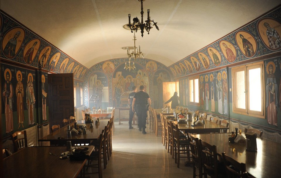 Συγκλονιστικά στιγμιότυπα: Οταν οι φλόγες και οι καπνοί έπνιξαν το Μοναστήρι στον Καρέα [εικόνες] | iefimerida.gr 0