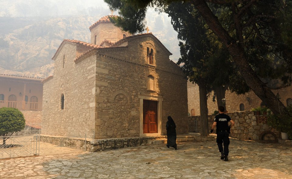 Συγκλονιστικά στιγμιότυπα: Οταν οι φλόγες και οι καπνοί έπνιξαν το Μοναστήρι στον Καρέα [εικόνες] | iefimerida.gr 1