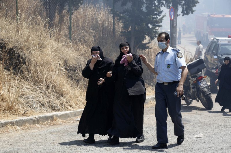 Συγκλονιστικά στιγμιότυπα: Οταν οι φλόγες και οι καπνοί έπνιξαν το Μοναστήρι στον Καρέα [εικόνες] | iefimerida.gr 3