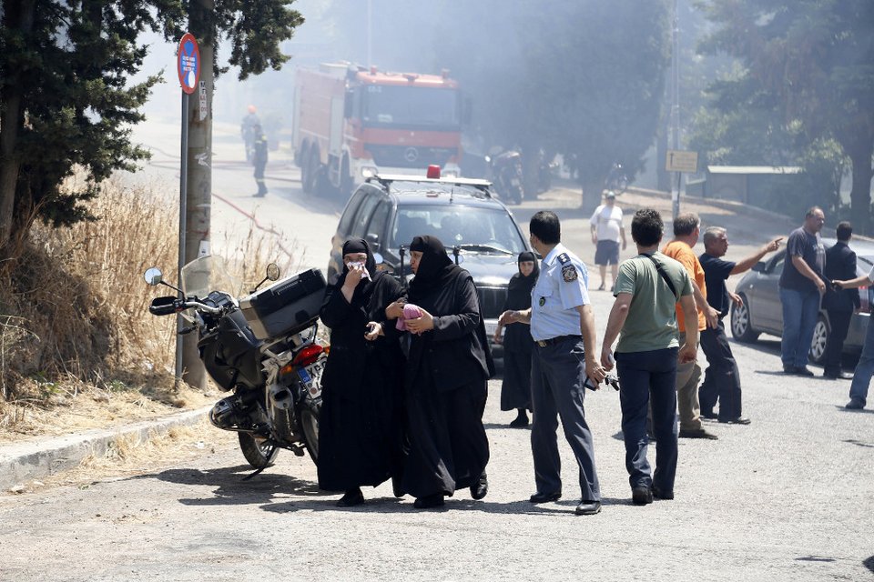 Συγκλονιστικά στιγμιότυπα: Οταν οι φλόγες και οι καπνοί έπνιξαν το Μοναστήρι στον Καρέα [εικόνες] | iefimerida.gr 4