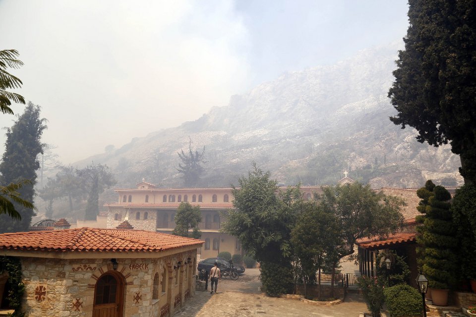 Συγκλονιστικά στιγμιότυπα: Οταν οι φλόγες και οι καπνοί έπνιξαν το Μοναστήρι στον Καρέα [εικόνες] | iefimerida.gr 5