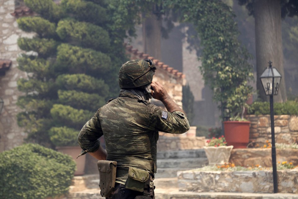 Συγκλονιστικά στιγμιότυπα: Οταν οι φλόγες και οι καπνοί έπνιξαν το Μοναστήρι στον Καρέα [εικόνες] | iefimerida.gr 6