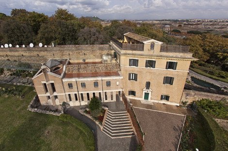 Αυτό είναι το τετραώροφο μοναστήρι - ΚΑΠΗ που θα ζήσει από εδώ και πέρα ο Πάπας [εικόνες & βίντεο] | iefimerida.gr 1