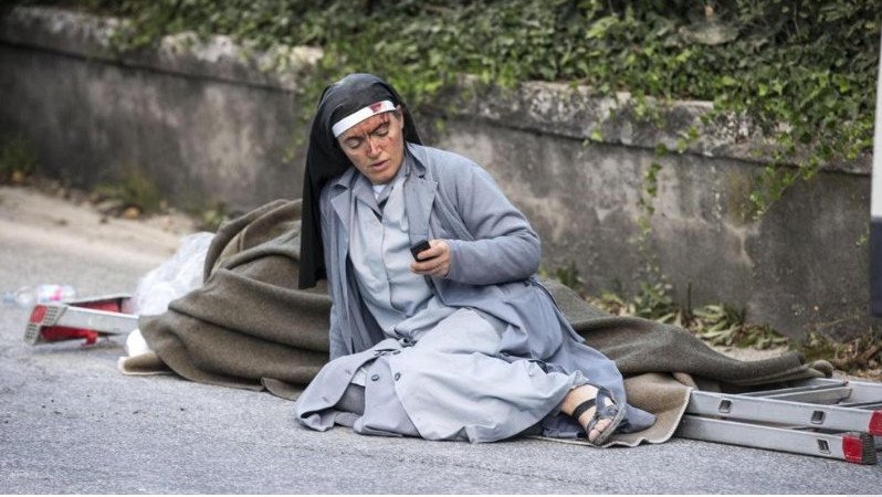 Η συγκλονιστική φωτογραφία της καλόγριας από το σεισμό στην Ιταλία που κάνει το γύρο του κόσμου [εικόνα & βίντεο] | iefimerida.gr 0