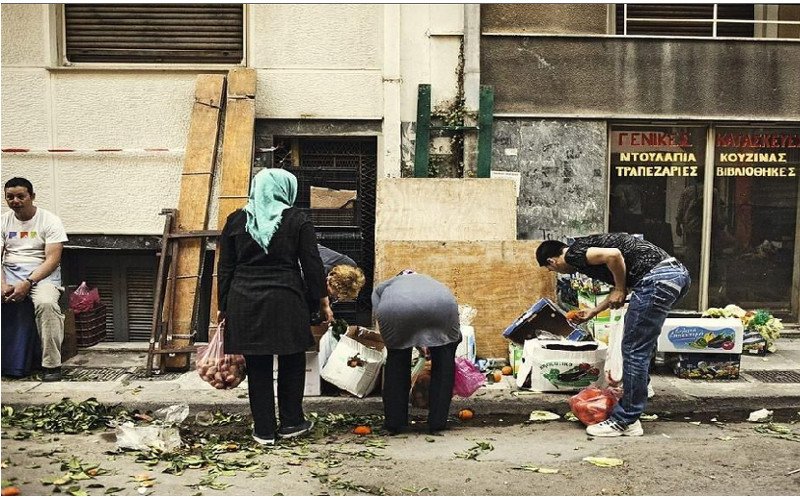 Le Monde: Αυτή είναι η Ελλάδα της κρίσης | iefimerida.gr 1