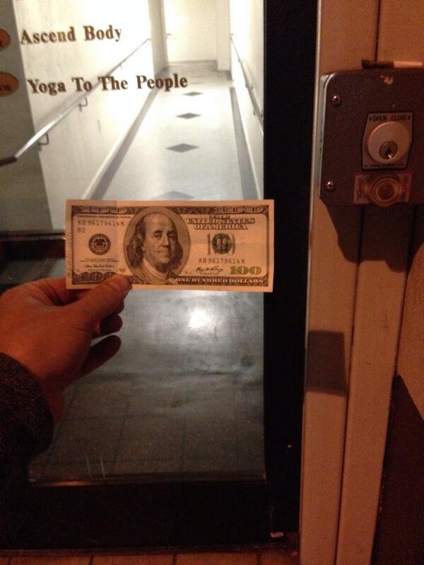 Μυστηριώδης ζάμπλουτος κρύβει χρήματα σε απίθανα σημεία σε πόλη των ΗΠΑ -Φρενίτιδα και στα social media [εικόνες] | iefimerida.gr 1