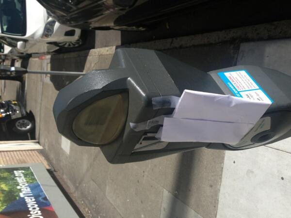 Μυστηριώδης ζάμπλουτος κρύβει χρήματα σε απίθανα σημεία σε πόλη των ΗΠΑ -Φρενίτιδα και στα social media [εικόνες] | iefimerida.gr 3