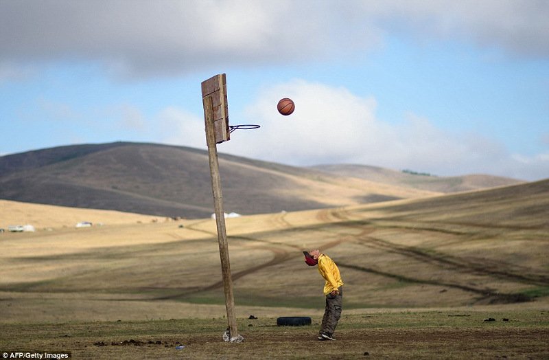 Ο πνιγμός του μικρού Αϊλάν και το φουστάνι της Ριάνα -Οι δυο όψεις του κόσμου το 2015 [εικόνες] | iefimerida.gr 8